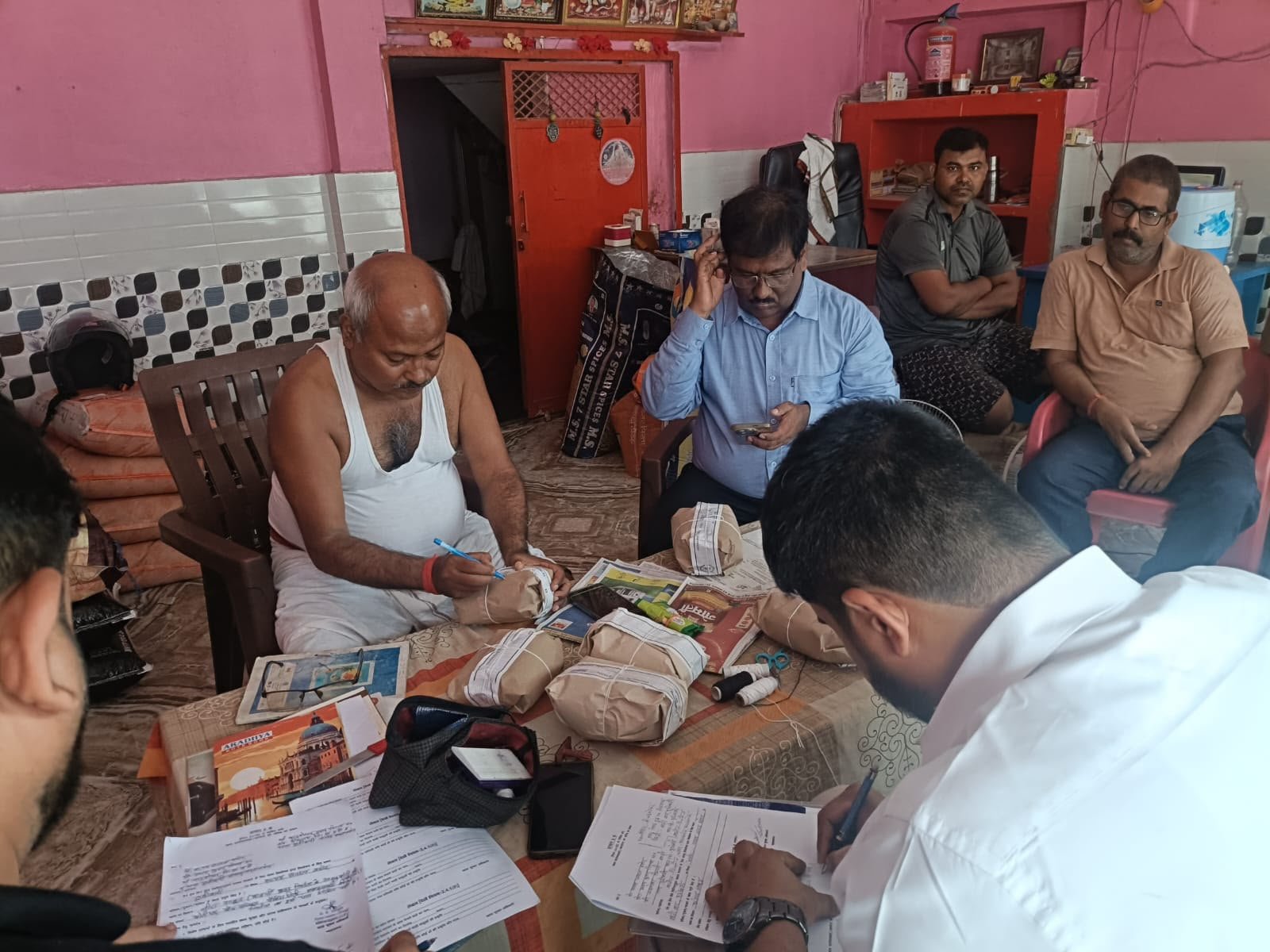 महराजगंज में मिलावटी और संदिग्ध खाद्य पदार्थों पर चला हंटर, 35 हजार से अधिक का जीरा सीज