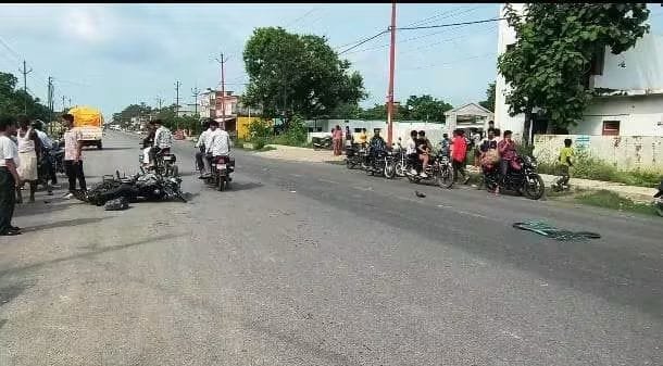 निचलौल में भीषण सड़क हादसा: बुलेट ने ऑटो को मारी जोरदार टक्कर, तीन घायल