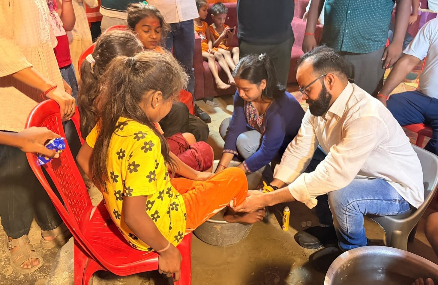 कांवड़ियों की सेवा में जुटी पडरौना नगर पालिका, चरण धोकर किया भव्य स्वागत