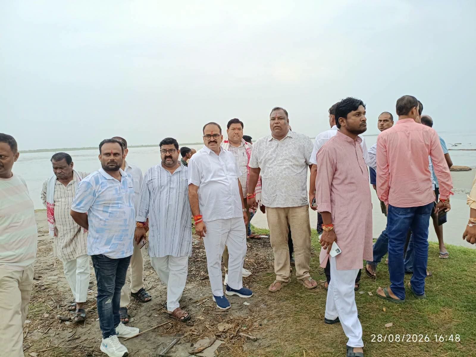 भैंसहा घाट पर तटबंध एवं बड़ी गंडक नदी की सुरक्षा का लिया जायजा, ग्रामीणों की स्थिति भी परखी