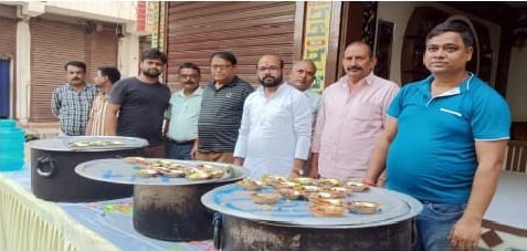 23 वर्षों से लगातार माँ शारदीय नवरात्रि दुर्गा के भक्तों की सेवा में जुटे संतोष जायसवाल, प्रतिमा विसर्जन पर बांटते हैं प्रसाद